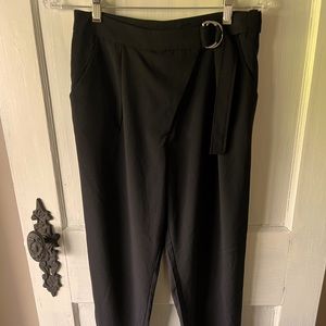 NWOT H & M Size 6 Pants Black with Belt Tapered Leg Relaxed Fit